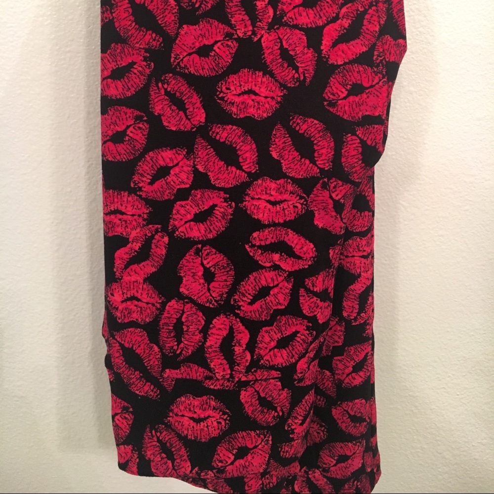 Lularoe Hot Lips/Kiss leggings